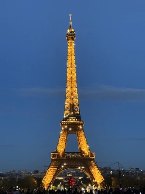 The Eiffel Tower sparkles at 21:00, 22:00 and 23:00 (depending on the seons)