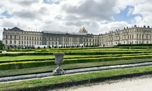 Manygroup hire buses to go to Versialles and visit the Palace of Versailles